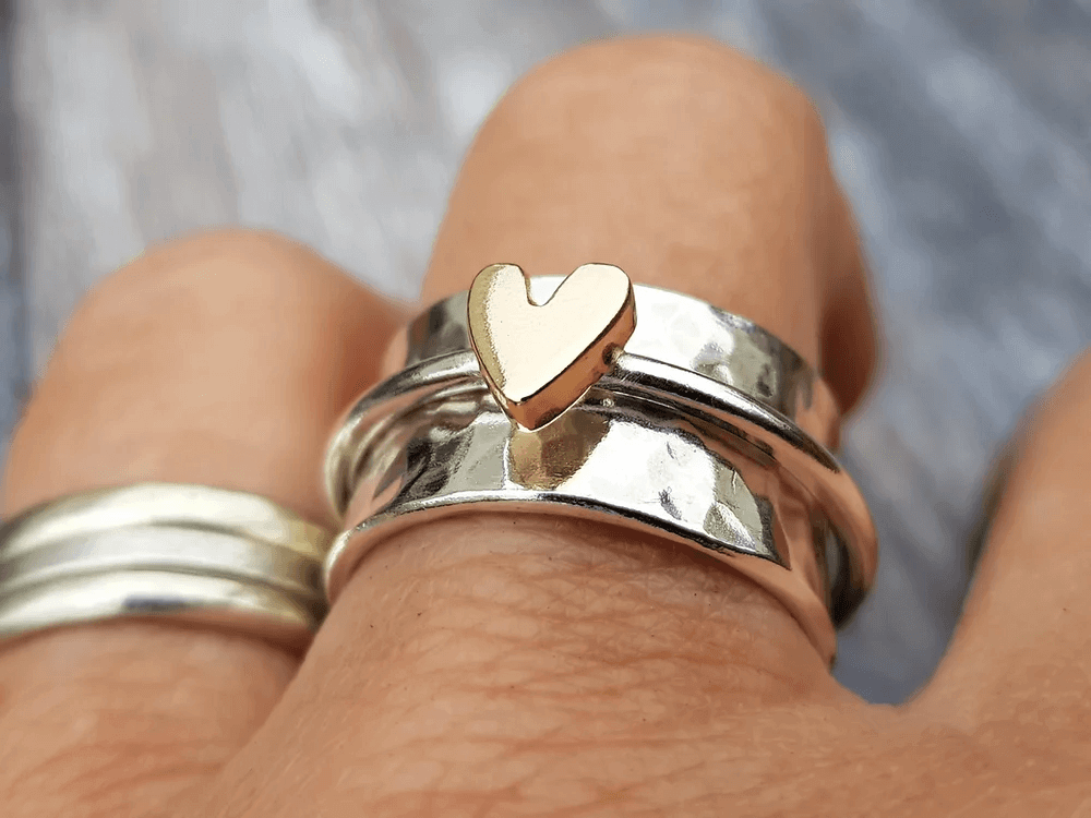 Mely – Elegante anello argentato con cuore dorato