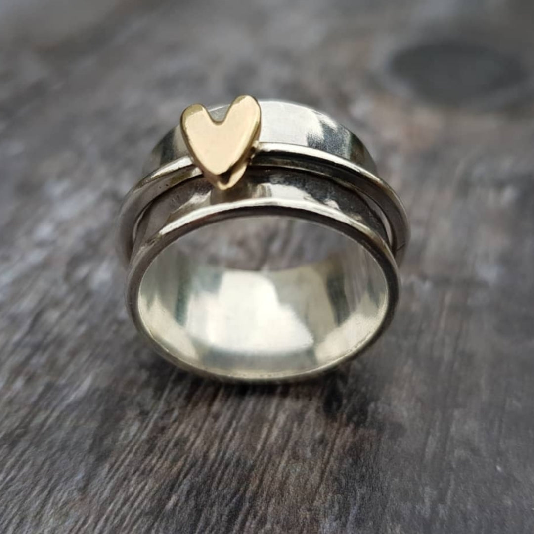 Mely – Elegante anello argentato con cuore dorato