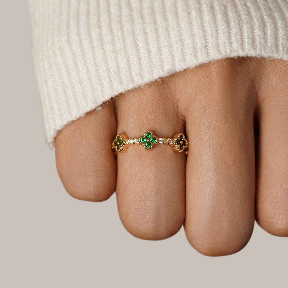 Anello con cristallo a forma di quadrifoglio