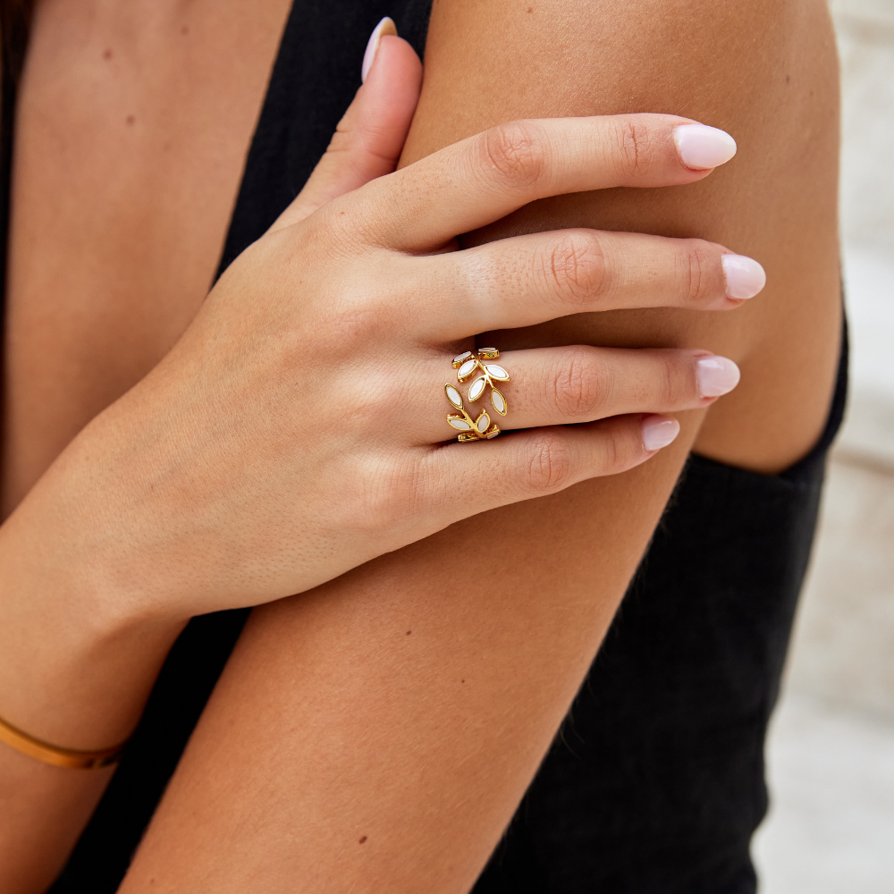 Serene – Anello foglia dorata elegante