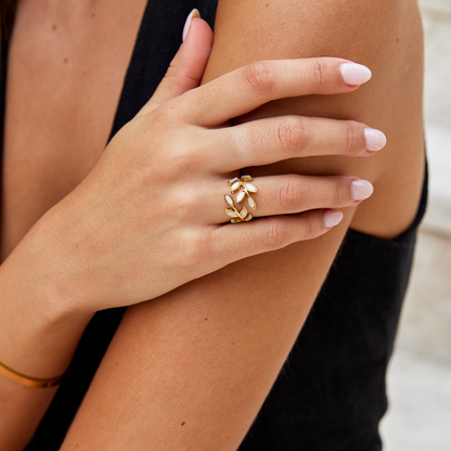 Serene – Anello foglia dorata elegante
