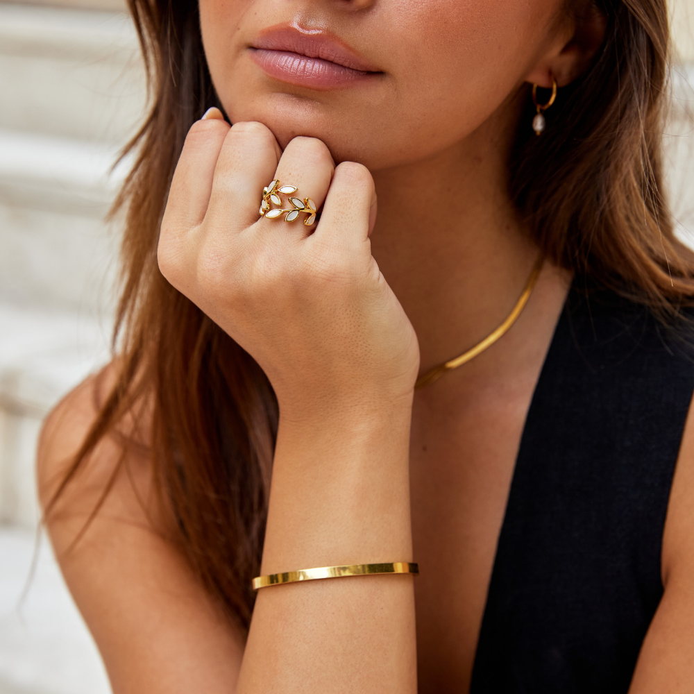 Serene – Anello foglia dorata elegante