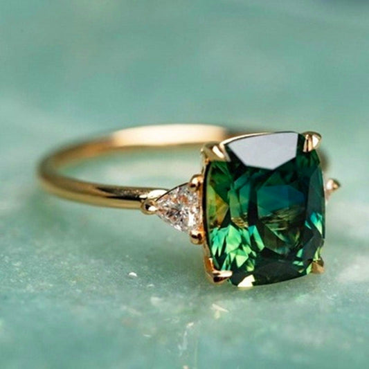 Alessia - Elegante anello dorato con pietra verde portafortuna