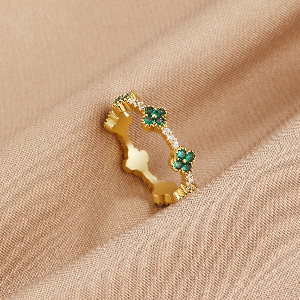 Anello con cristallo a forma di quadrifoglio
