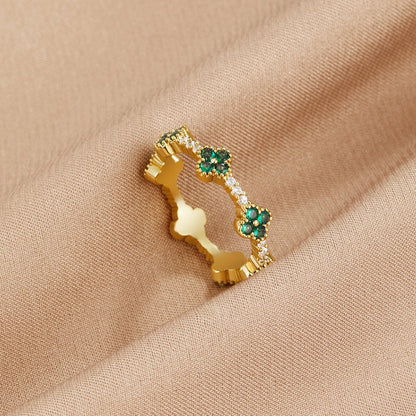 Anello con cristallo a forma di quadrifoglio