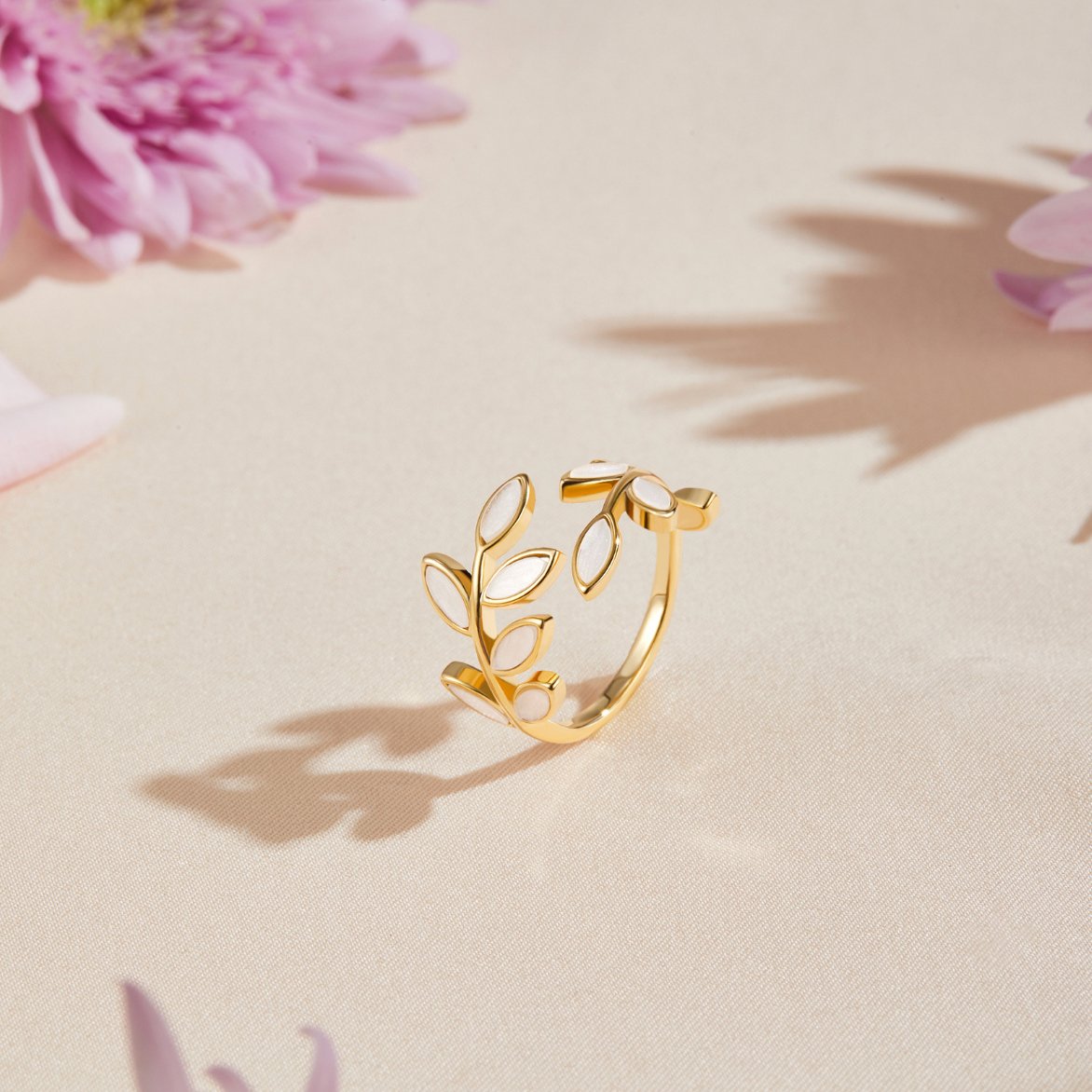 Serene – Anello foglia dorata elegante