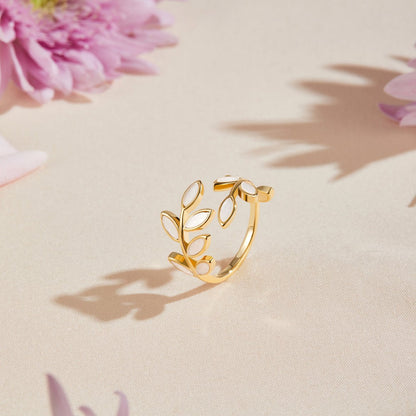 Serene – Anello foglia dorata elegante