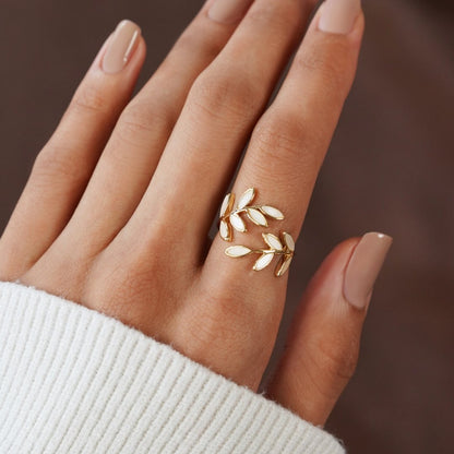 Serene – Anello foglia dorata elegante