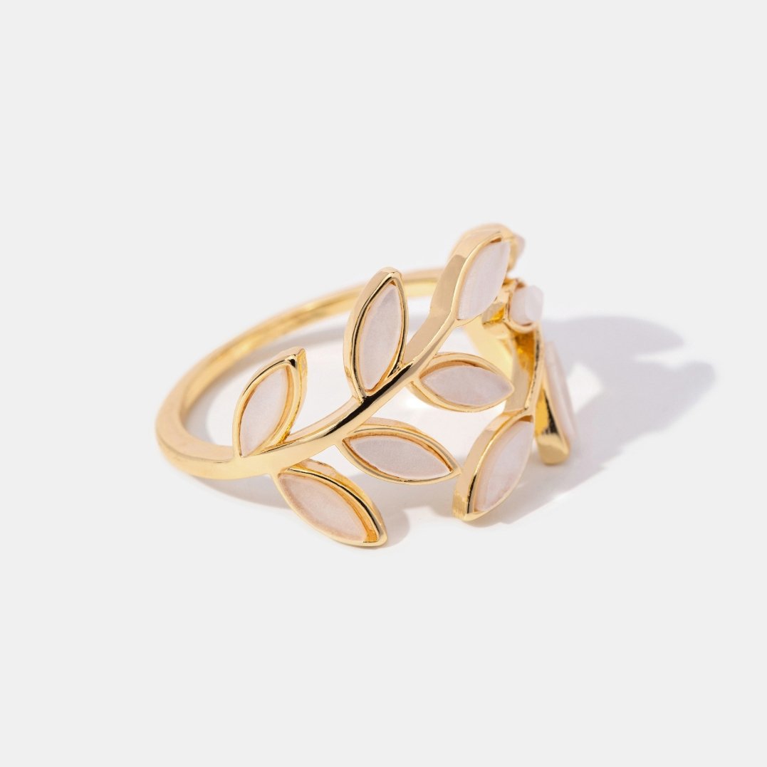 Serene – Anello foglia dorata elegante