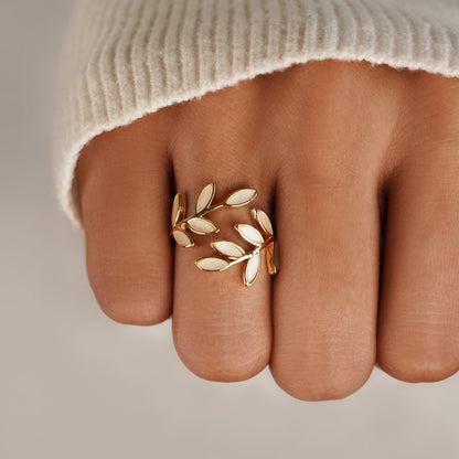 Serene – Anello foglia dorata elegante