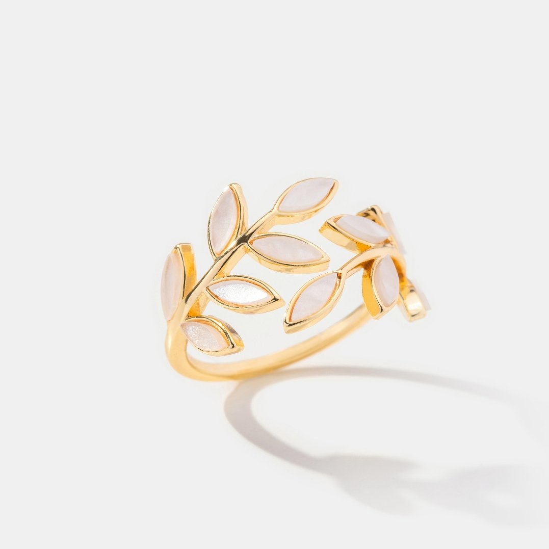 Serene – Anello foglia dorata elegante