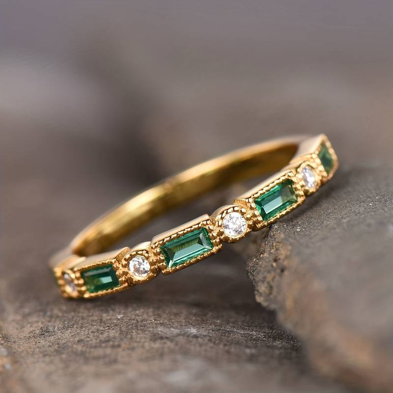Alex – Anello dorato con pietre verdi