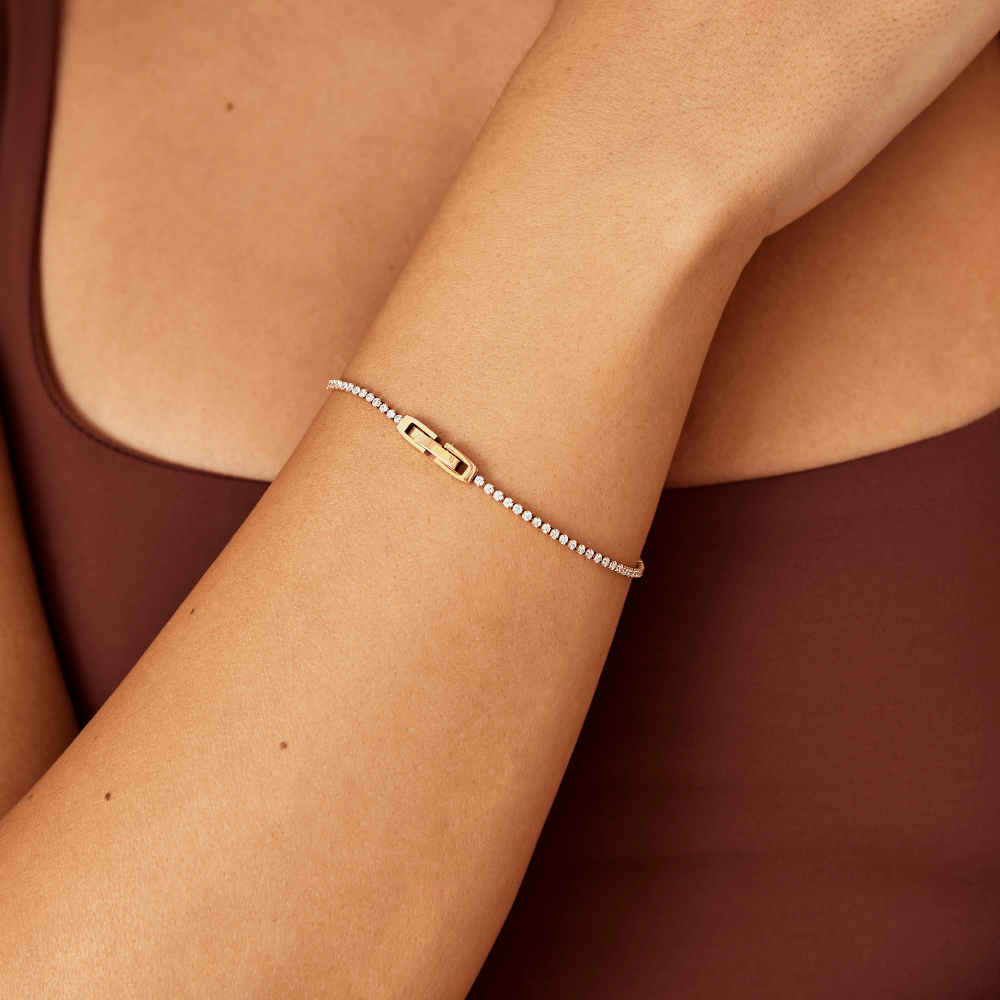 Niyah – Bracciale dorato con cristalli.