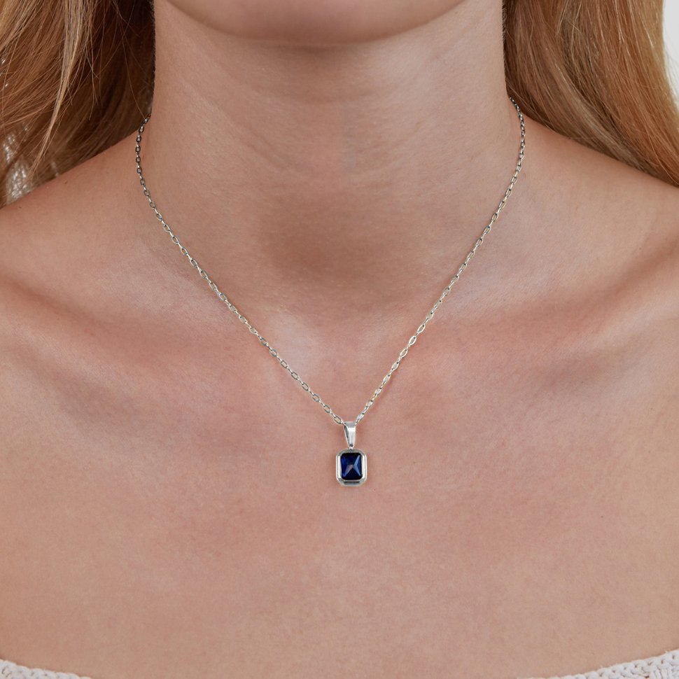 Collana con ciondolo blu oceano