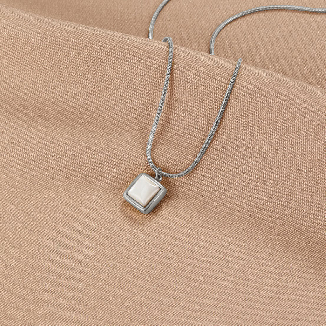Collana Riva con pendente in pietra di luna