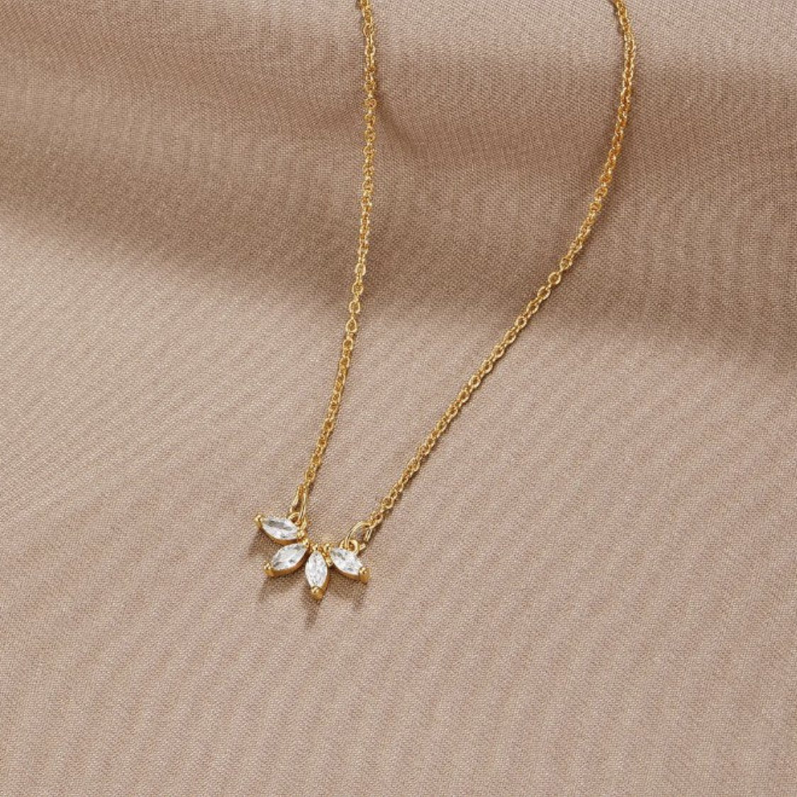 Omelia - Collana con foglia brillante
