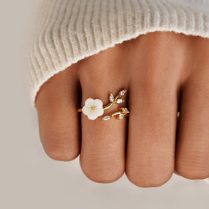 RISE – Anello con fiore bianco