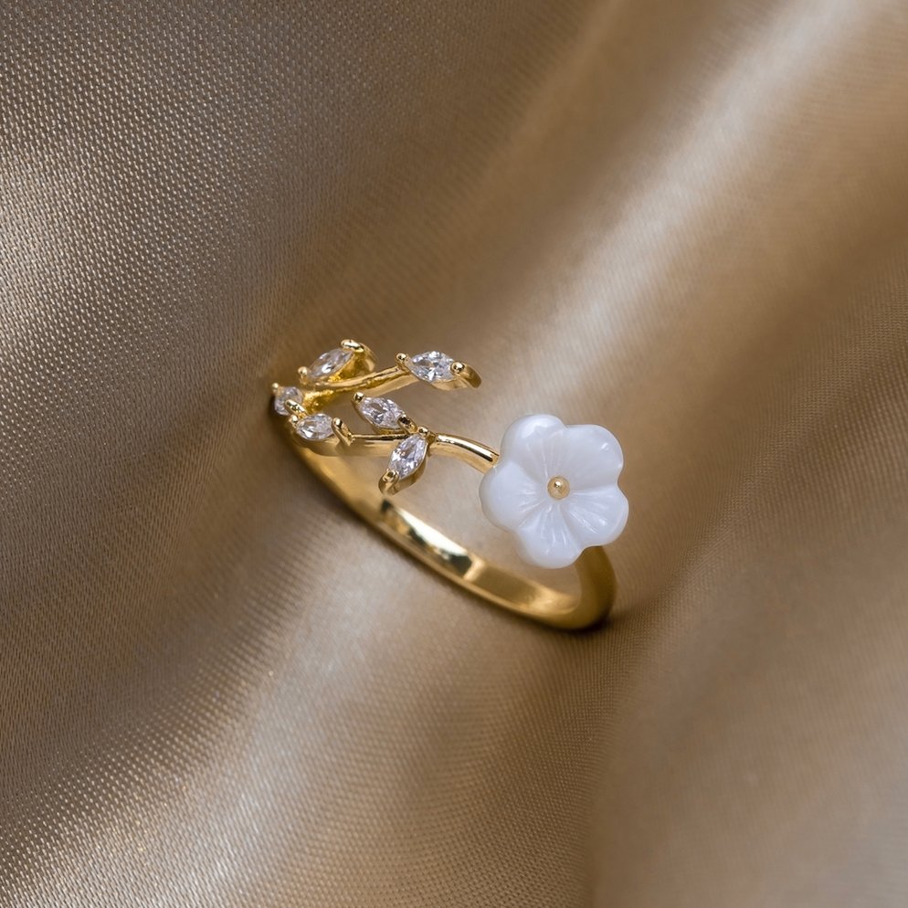 RISE – Anello con fiore bianco
