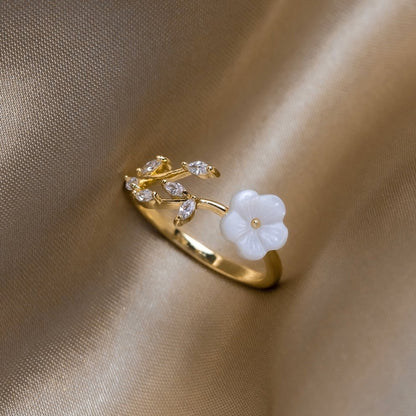 RISE – Anello con fiore bianco