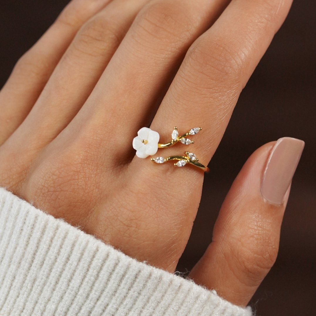 RISE – Anello con fiore bianco
